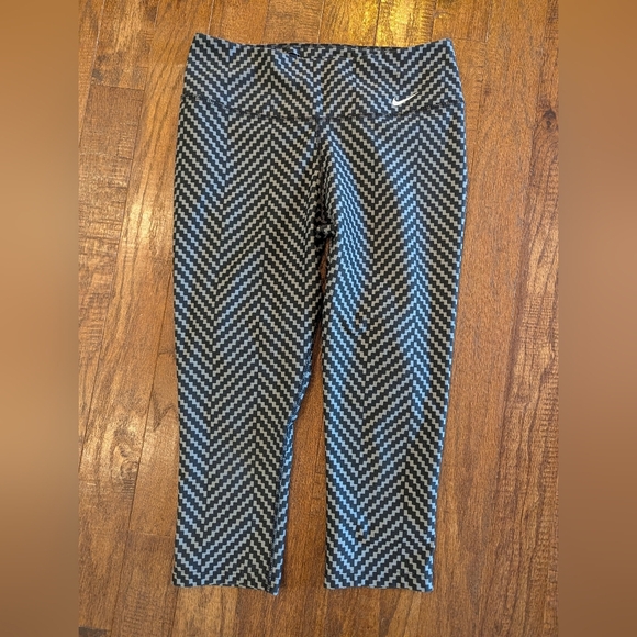 Nike Dri Fit Women's Black and Gray Checkered Leggings Size M - Picture 1 of 11